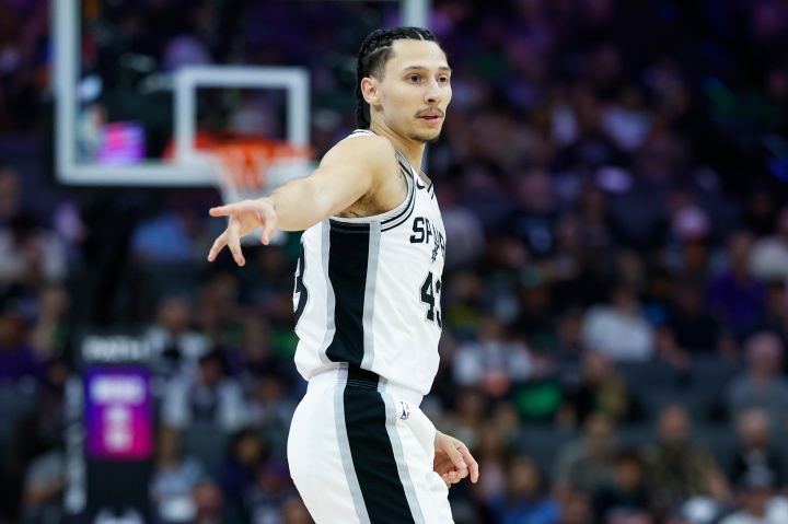 解说:沃特斯在NBA属于有投射但还不够准 持球和防守也不算突出
