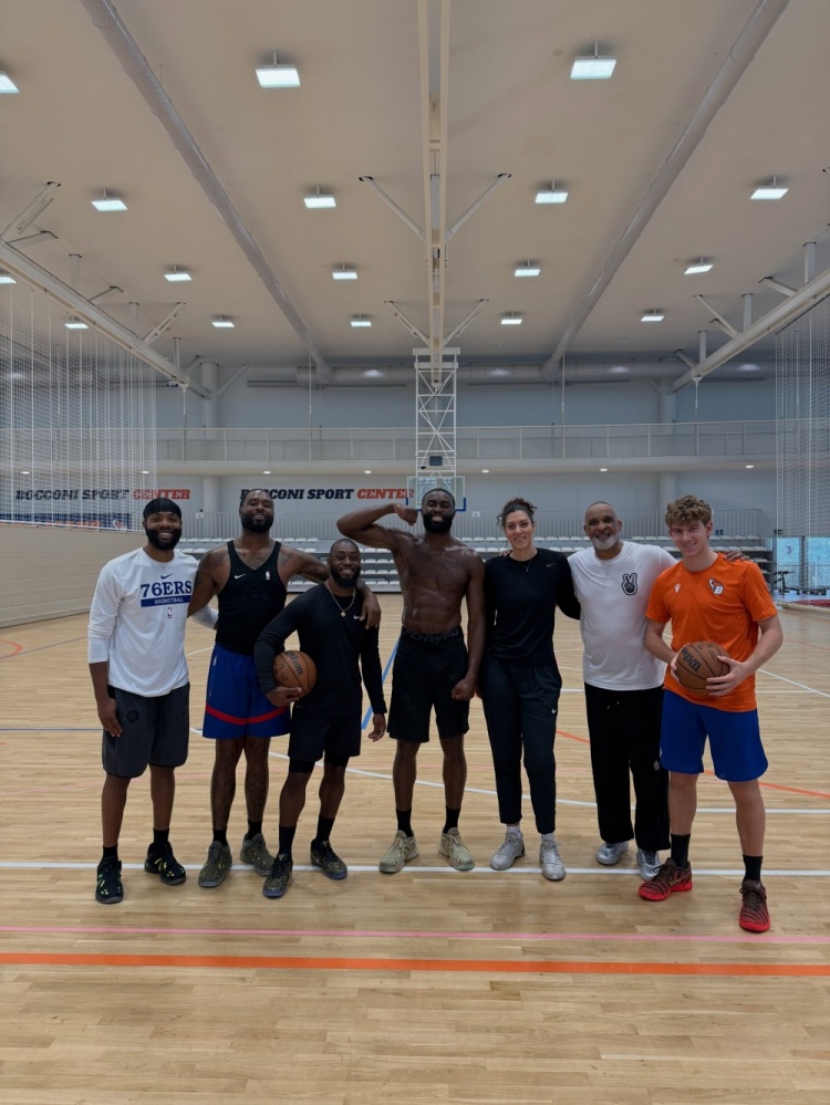 一身腱子肉！训练师晒与杰伦·布朗和菲尔·汉迪训练合照