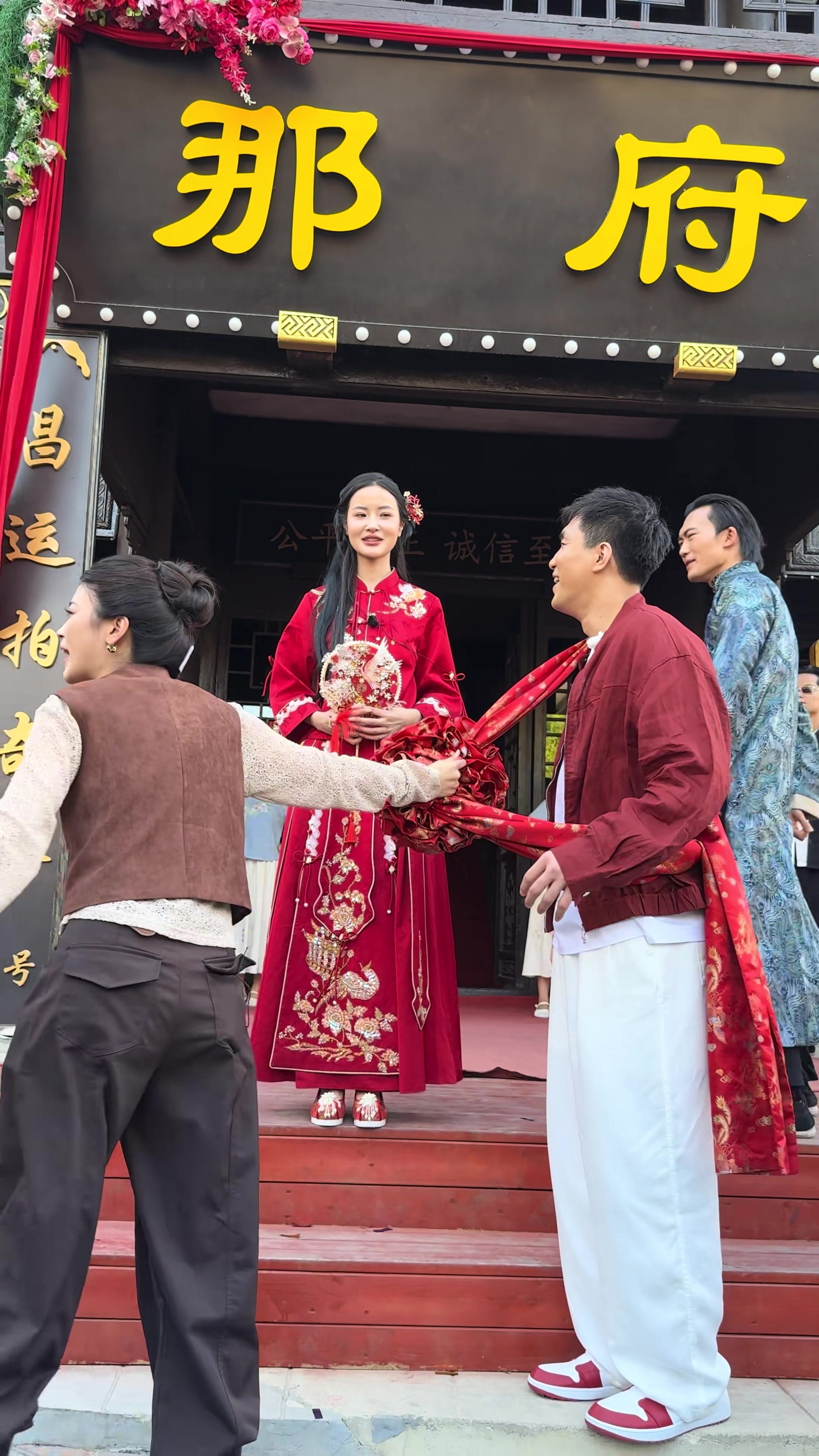 整活!郭艾伦上节目中体验成亲环节 与美女主持刘一一上演互动 整活!郭艾伦上节目中体验成亲环节 与美女主持刘一一上演互动