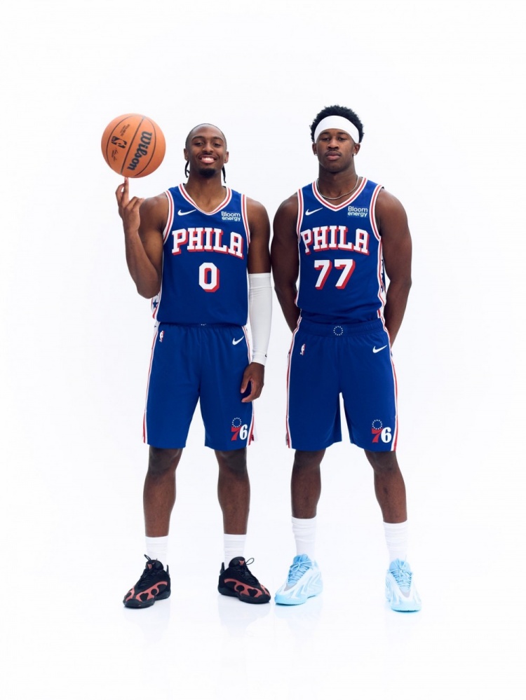 新赛季开始！76人官方晒媒体日图集 詹姆斯恩比德马克西布朗亮相